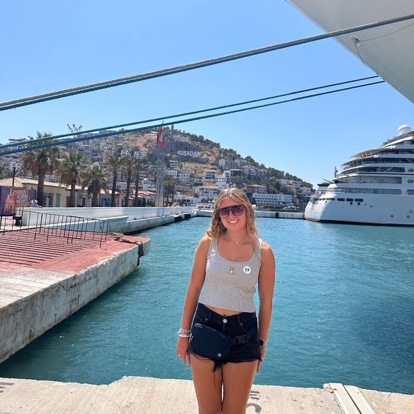 Meet your Posher, Katelyn - Picture 1 of 1